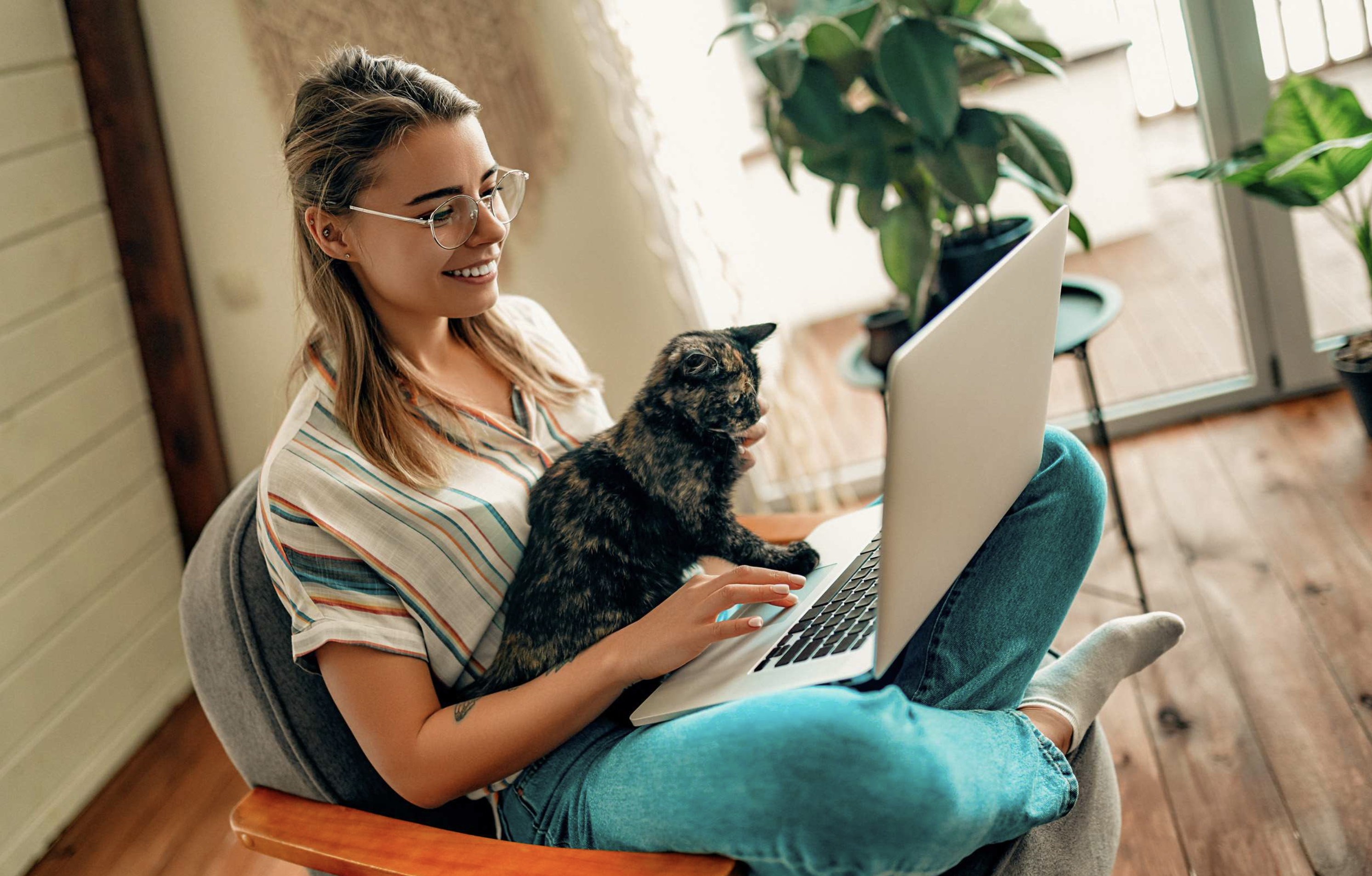woman with cat and laptop